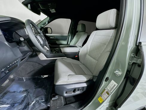 Used 2025 Toyota Tundra Limited AWD/4WD image 12