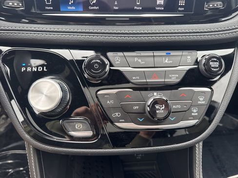 New 2026 Chrysler Pacifica Limited image 19