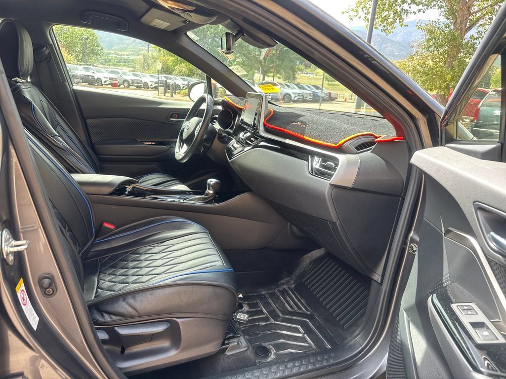 Used 2019 Toyota C-HR XLE FWD image 30