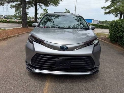 Used 2021 Toyota Sienna XLE w/ XLE Plus Package FWD image 3