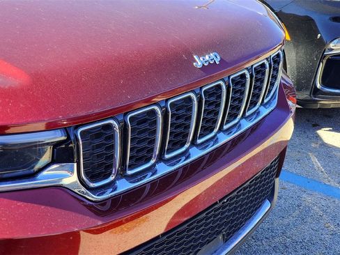 Used 2024 Jeep Grand Cherokee Limited image 3