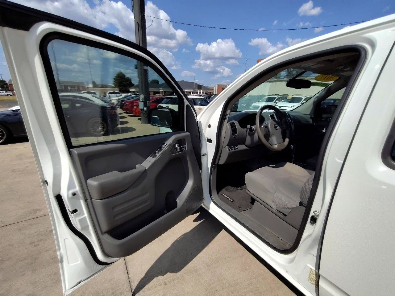 Used 2017 Nissan Frontier SV w/ SV Value Truck Package RWD image 13