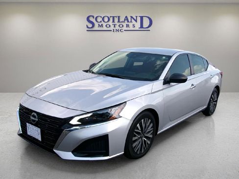Used 2024 Nissan Altima 2.5 SV FWD image 2