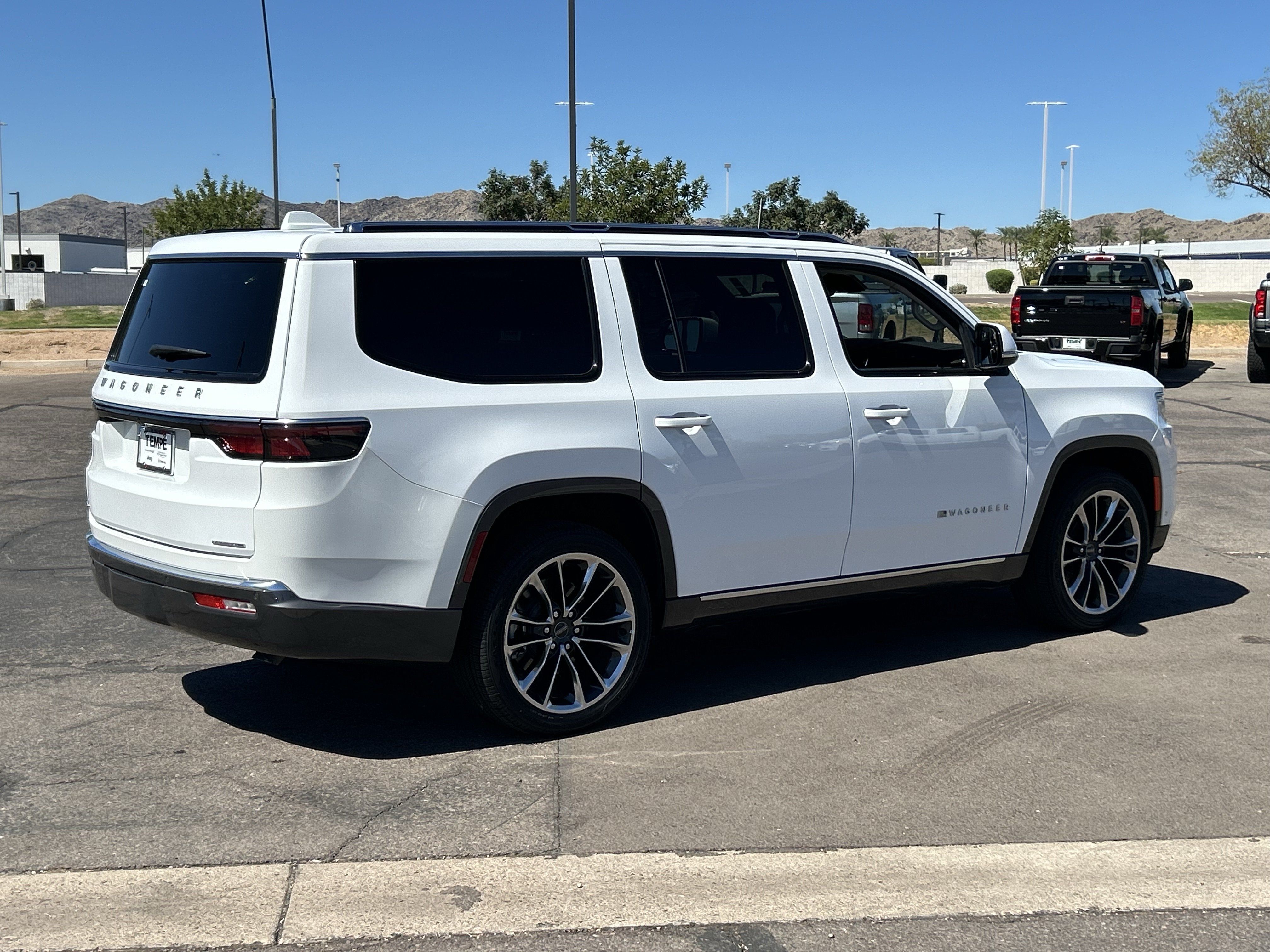 Used 2022 Jeep Wagoneer Series III w/ Premium Group I AWD/4WD image 5