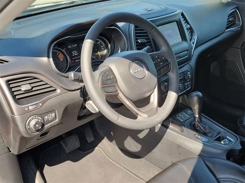 Used 2020 Jeep Cherokee Latitude Plus image 19