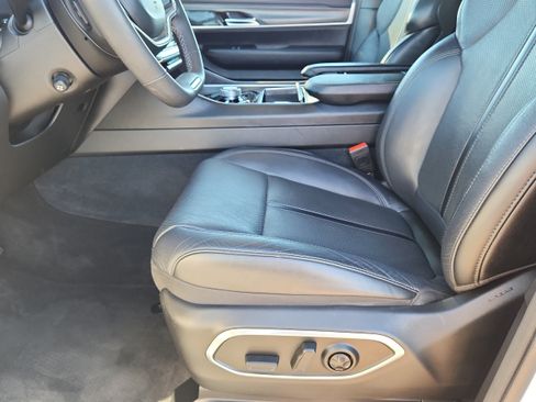 Used 2024 Jeep Wagoneer L Series II w/ Flexible Seating Group AWD/4WD image 10