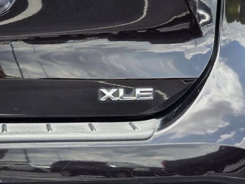Used 2022 Toyota Highlander XLE FWD image 32