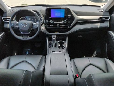 Certified 2024 Toyota Highlander XLE FWD image 15