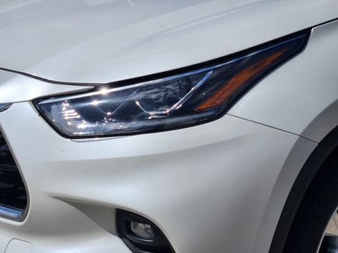 Certified 2021 Toyota Highlander Limited FWD image 9