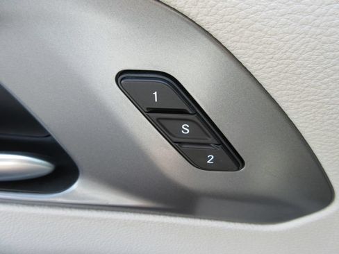 Used 2023 Chrysler Pacifica Touring-L FWD image 21