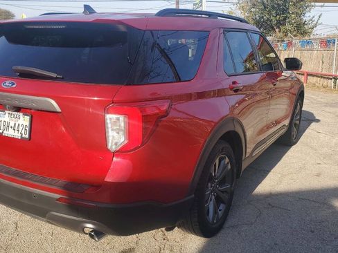 Used 2021 Ford Explorer XLT w/ Equipment Group 202A image 3