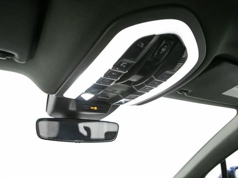 Certified 2023 Porsche Macan AWD/4WD image 31
