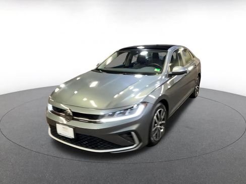 Used 2025 Volkswagen Jetta SE image 8