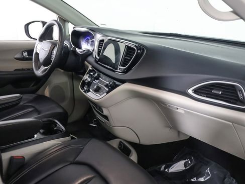 Used 2023 Chrysler Pacifica Touring-L FWD image 27