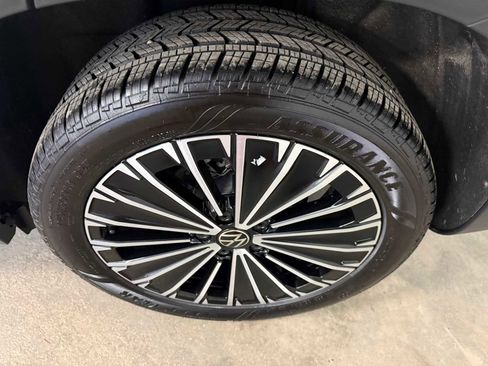 Certified 2025 Volkswagen Taos SE w/ Panoramic Sunroof Package image 9