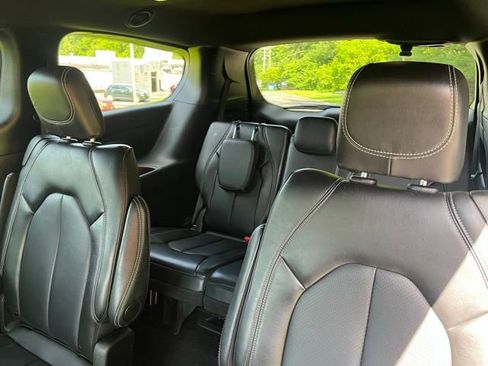 Used 2025 Chrysler Pacifica Select FWD image 10
