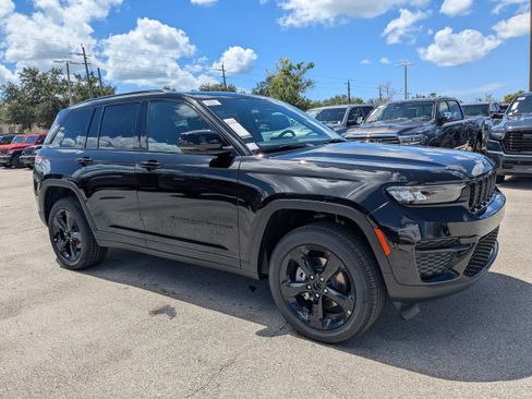 New 2025 Jeep Grand Cherokee Altitude image 2