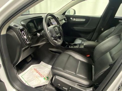 Used 2025 Volvo XC40 B5 Core image 10