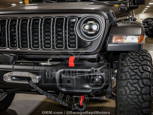 Used 2018 Jeep Wrangler Unlimited Sahara AWD/4WD image 19