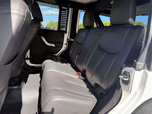 Used 2016 Jeep Wrangler Unlimited Rubicon w/ Connectivity Group AWD/4WD image 14