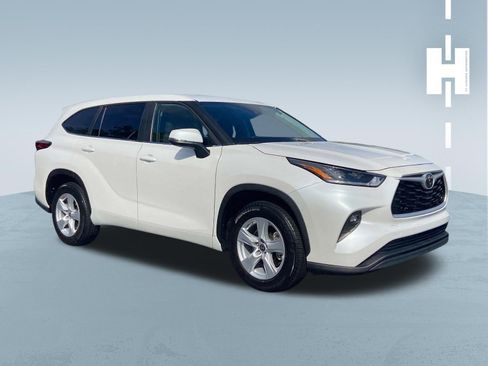 Used 2023 Toyota Highlander LE FWD image 1