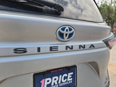 Used 2021 Toyota Sienna XLE FWD image 12