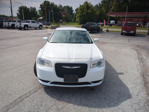 Used 2023 Chrysler 300 Touring image 2
