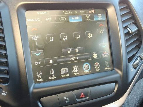 Used 2018 Jeep Cherokee Limited AWD/4WD image 19