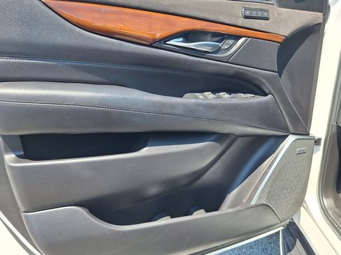 Used 2018 Cadillac Escalade ESV Luxury RWD image 33