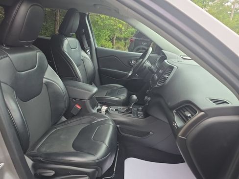 Used 2019 Jeep Cherokee Latitude Plus AWD/4WD image 18