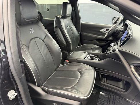 Used 2025 Chrysler Pacifica Limited FWD image 52