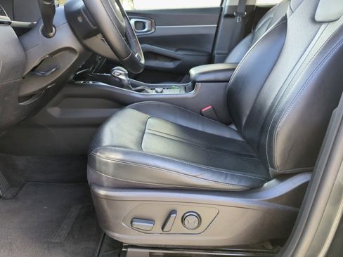 Used 2021 Kia Sorento S image 11