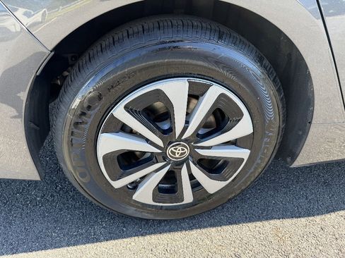 Used 2018 Toyota Prius Prime Premium FWD image 19