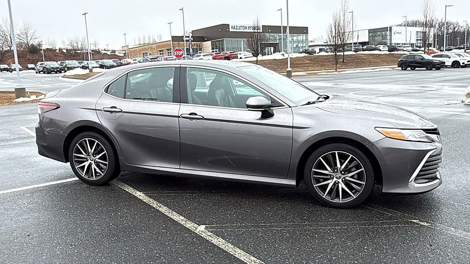 Used 2022 Toyota Camry XLE AWD/4WD image 3