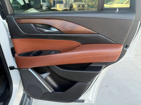 Used 2016 Cadillac Escalade Luxury AWD/4WD image 16