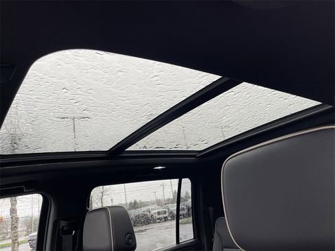 Used 2023 GMC Yukon XL SLT w/ SLT Luxury Package image 19