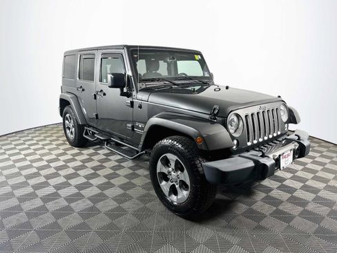 Used 2018 Jeep Wrangler Unlimited Sahara w/ Connectivity Group AWD/4WD image 3