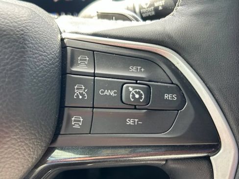 Used 2022 Jeep Grand Cherokee Altitude AWD/4WD image 32