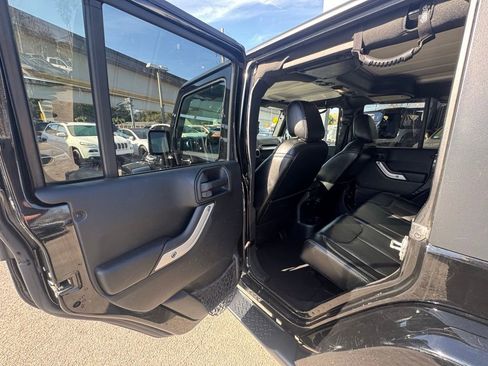 Used 2017 Jeep Wrangler Unlimited Sahara w/ Connectivity Group image 33