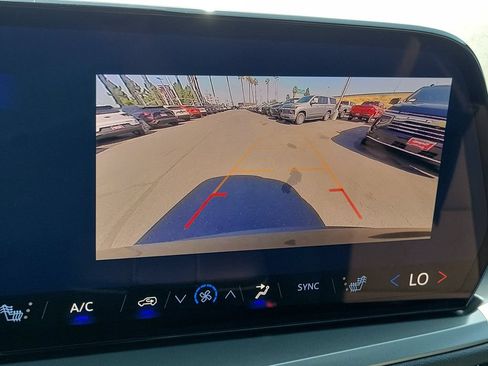 Used 2026 Chevrolet Traverse LT FWD image 10