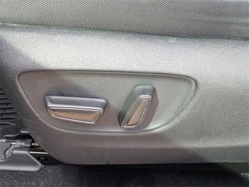 Used 2021 Toyota Highlander LE image 22