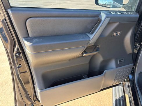 Used 2005 Nissan Titan LE w/ (U01) Nissan Navigation Pkg image 12