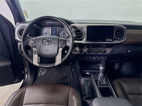 Used 2016 Toyota Tacoma Limited image 16