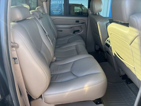 Used 2006 Chevrolet Silverado 2500 LT w/ Heavy-Duty Power Package image 12