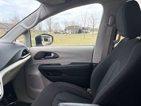 Used 2023 Chrysler Voyager LX image 21