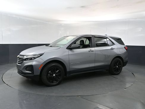 Used 2023 Chevrolet Equinox LS w/ LS Convenience Package AWD/4WD image 2