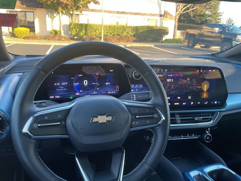 Used 2025 Chevrolet Equinox EV LT w/ Convenience Package image 17