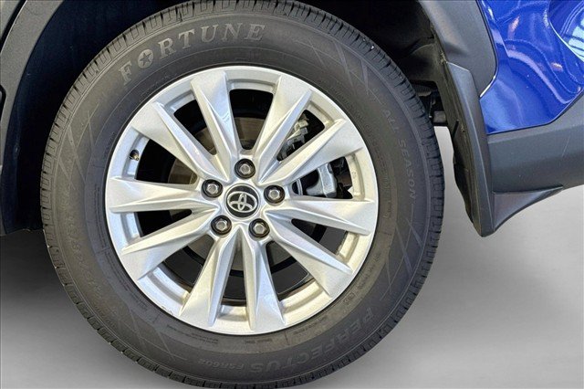 Used 2022 Toyota Corolla Cross LE AWD/4WD image 28