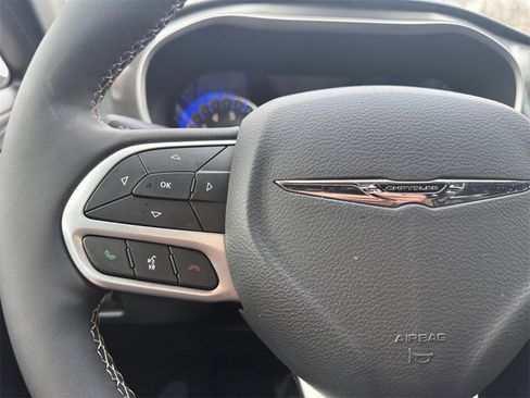 Used 2025 Chrysler Pacifica Select image 25