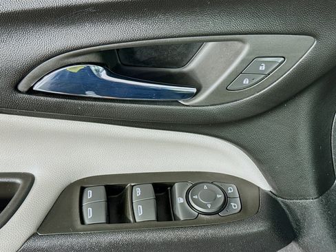 Used 2022 Chevrolet Equinox LS w/ LPO, Floor Liner Package FWD image 40